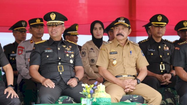 Wakil Bupati Gowa Abd Rauf Malaganni saat menghadiri Upacara Penutupan Diktama TNI AD Gelombang II TA 2022, di Lapangan Prayudha Secata Rindam XIV/Hsn, Malino, Kecamatan Tinggimoncong, kemarin. (Humas Gowa)