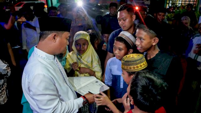 Usai Salat Tarwih Berjamaah di Takalar, Gubernur Andi Sudirman Diserbu Anak-Anak