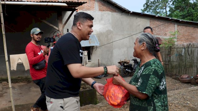 Kapolres Gowa AKBP Reonald T.S Simanjuntak bersama Ketua IOF Pengcab Gowa Kemal Redindo Syahrul saat membagikan bantuan paket sembako di wilayah terpencil Kecamatan Bontomarannu, kemarin. (Dok. Humas Polres Gowa)