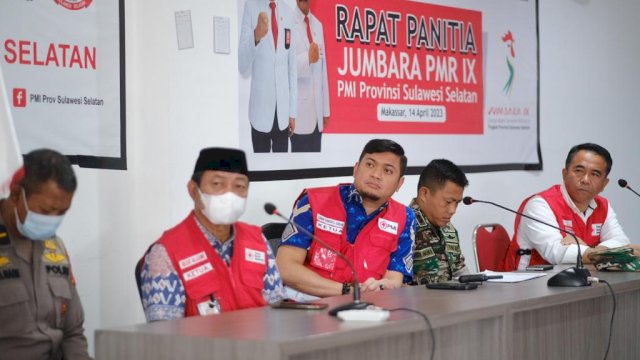 Ketua PMI Sulsel yang juga Bupati Gowa Adnan Purichta Ichsan bersama Ketua PMI Gowa yang juga Wakil Bupati Gowa Abd Rauf Malaganni saat melakukan rapat terkait pelaksanaan Jumbara PMI Sulsel, di Markas PMI Sulsel, Jalan Lanto Dg Pasewang, Makassar, kemarin. (Dok. Humas Gowa)