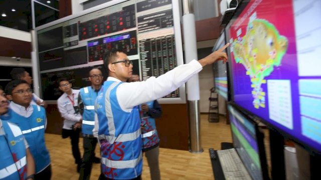 Direktur Utama PT PLN (Persero) Darmawan Prasodjo berhasil menerima penghargaan The Most Reputable CEO in Digital Platform 2023, pada perhelatan 12th Infobank Digital Brand Recognition 2023, di Jakarta, kemarin. (Dok. Humas PLN UIP Sulawesi)