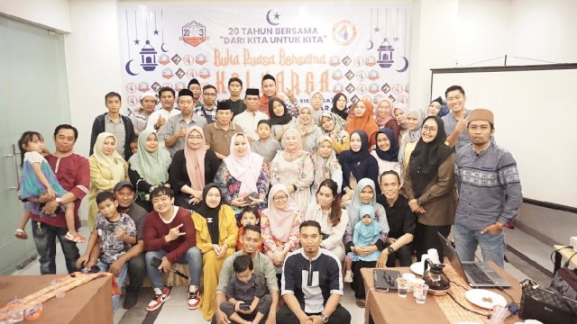Keluarga Alumni Smapat Makassar 2003 merayakan 20 tahun angkatan yang dirangkaikan dengan buka puasa bersama di Hotel Amaris Makasaar, kemarin. (Dok. Humas Alumnis Smapat Makassar)