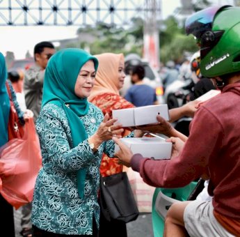 TP PKK Gowa Gandeng DWP Berbagi 3.000 Takjil ke Masyarakat