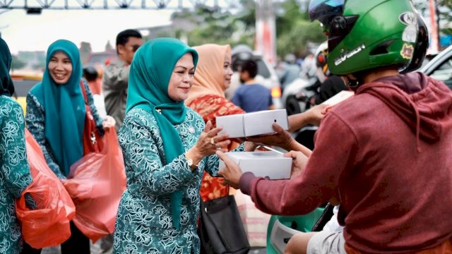 Wakil Ketua Tim Penggerak PKK Kabupaten Gowa, Mussadiyah Rauf saat berbagi paket takjil di salah satu pengendara di Jalan Sultan Hasanuddin, Sungguminasa, kemarin. (Dok. Humas Gowa)