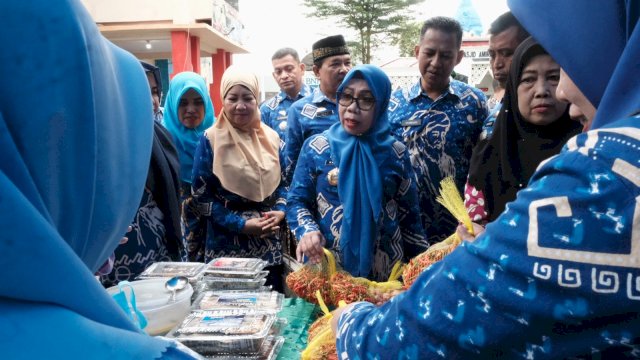 Sekretaris Daerah Kabupaten Gowa Kamsina saat menghadiri Gerakan Pangan Murah (GPM), di Halaman Kantor Kecamatan Somba Opu, kemarin. (Dok. Humas Gowa)