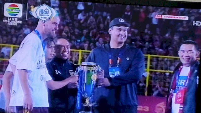 Menteri Pemuda dan Olahraga Dito Ariotedjo, saat menyerahkan Trophy kemenangan Liga 1 BRI 2022/2023, kepada perwakilan PSM Makassar, di Gelora BJ Habibie Kota Parepare, Minggu (16/04/2023). (Istimewa)