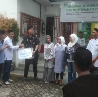 Baznas Makassar Salurkan Zakat ke Ratusan Mualaf