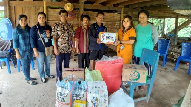 Penyaluran bantuan untuk korban angin puting beliung oleh Pemprov Sulsel di Tana Toraja. (Istimewa)