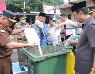 Apel Gelar Pasukan Operasi Ketupat di Soppeng Sekaligus Musnahkan Barang Bukti Miras