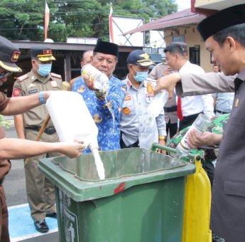 Apel Gelar Pasukan Operasi Ketupat di Soppeng Sekaligus Musnahkan Barang Bukti Miras