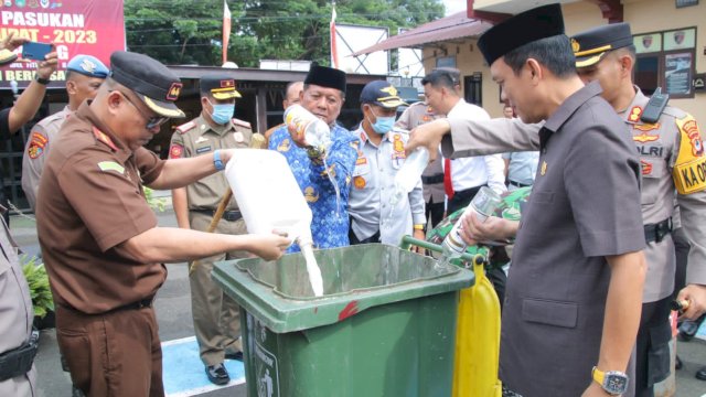 Apel Gelar Pasukan Operasi Ketupat di Soppeng Sekaligus Musnahkan Barang Bukti Miras