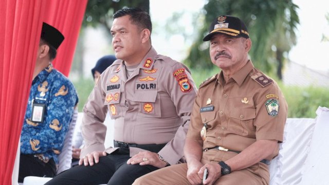 Wakil Bupati Gowa Abd Rauf Malaganni bersama Kapolres Gowa AKBP Reonald T.S Simajuntak saat menghadiri Apel Gelar Pasukan Operasi Ketupat Tahun 2023 Polres Gowa dalam rangka Pengawalan Idul Fitri 1444 H Tahun 2023, di Pelataran Istana Balla Lompoa, Senin (17/04). (Dok. Humas Gowa)