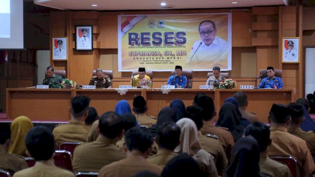 Ket : Anggota DPR RI Komisi III dapil Sulsel II Supriansa, melakukan reses di ruang Pola Kantor Bupati Soppeng (Istimewa)