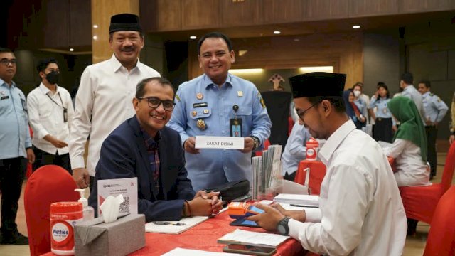 Penyerahan zakat jajaran pegawai Kemenkumham secara simbolis dilakukan oleh Wakil Menteri Hukum dan HAM Prof. Edward Omar Sharif Hiariej (tengah duduk) kepada perwakilan Baznas, Senin (17/04). (Dok. Humas Kanwil Kemenkumham Sulsel)