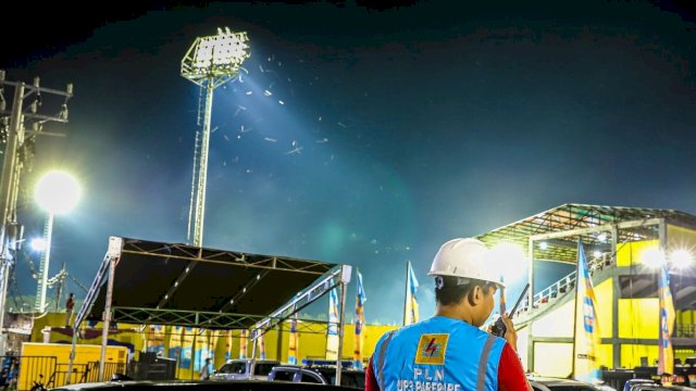 Petugas PLN saat sigap memantau aliran listrik di Stadion BJ Habibie Kota Parepare, Senin (17/04/2023). (Istimewa)