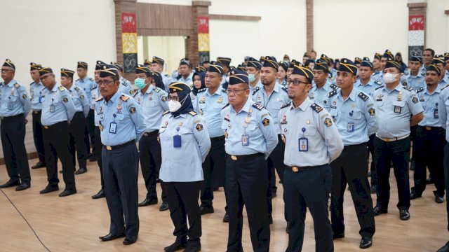 Kakanwil Kemenkumham Sulsel Liberti Sitinjak beserta jajaran pimpinan tinggi mengikuti Apel Kesiapan Pengamanan Idul Fitri 1444 H dan Pelepasan Mudik Bareng secara virtual, Selasa (18/04). (Dok. Humas Kanwil Kemenkumham Sulsel)