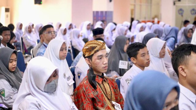 Siswa Kelas XII Multimedia B, SMKN 2 Gowa Muhammad Haikal (baju adat Jawa) yang berhasil menjadi Juara 1 pada Lomba Membaca Surat Kartini Berbahasa Inggris. (Dok. Humas Gowa)