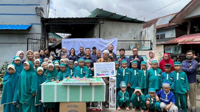 PT PLN (Persero) melalui UIP Sulawesi menyerahkan bantuan fasilitas pendidikan kepada anak-anak kurang mampu di wilayah Sulawesi. (Dok. Humas PLN UIP Sulawesi) 