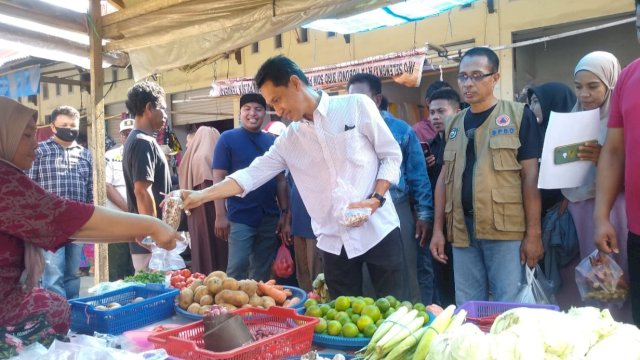 Bupati Wakatobi, Haliana, saat meninjau harga bahan pokok di Pasar Sentral Wangi-wangi, pada Rabu (19/04/2023). (Istimewa)