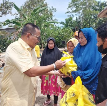 Abang Fauzi Serahkan Bantuan Untuk Korban Angin Kencang di Tarobok Luwu Utara