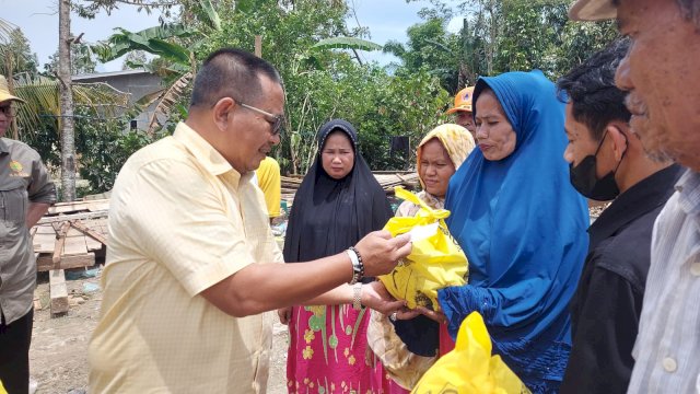 Anggota DPR RI Muhammad Fauzi serahkan bantuan untuk korban bencana alam angin kencang di Desa Tarobok Luwu Utara. Rabu (19/04/2024)