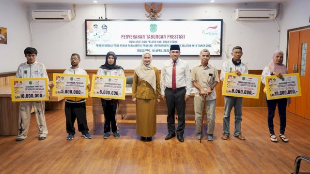 Atlet Luwu Utara peraih medali di Pekan Paralympic Provinsi (PEPARPROV) Sulawesi Selatan 2022 menerima bonus dari Bupati Luwu Utara Indah Putri Indriani.