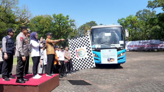 Gubernur Sulsel Andi Sudirman Sulaiman, saat melepas salah satu Bus yang mengantar pemudik Gratis di Halaman Rujab Gubernur Sulsel, Kamis (20/04/2023). (Istimewa)
