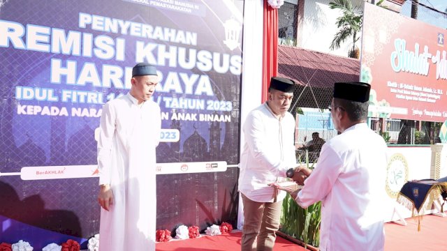 Kakanwil Kemenkumham Sulsel Liberti Sitinjak saat menyerahkan SK remisi secara simbolis kepada perwakilan WBP, di Lapangan Tenis Lapas Kelas I Makassar, Sabtu, (22/04). (Dok. Humas Kanwil Kemenkumham Sulsel)