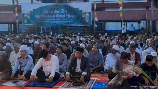 Kepala Divisi Pemasyarakatan Kanwil Kemenkumham Sulsel Suprapto (jas hitam) saat melaksanakan salat Idul Fitri bersama ribuan Warga Binaan Pemasyarakatan (WBP) di Lapangan Tennis, Lapas Kelas I Makassar, Sabtu (22/04). (Dok. Humas Kanwil Kemenkumham Sulsel)