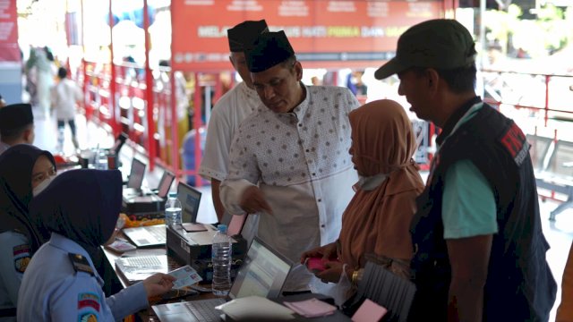 Kepala Divisi Pemasyarakatan Kanwil Kemenkumham Sulsel Suprapto, saat memantau langsung pelaksanaan kunjungan keluarga warga binaan, di Lapas Kelas I Makassar, Sabtu, (22/04). (Dok. Humas Kanwil Kemenkumham Sulsel)