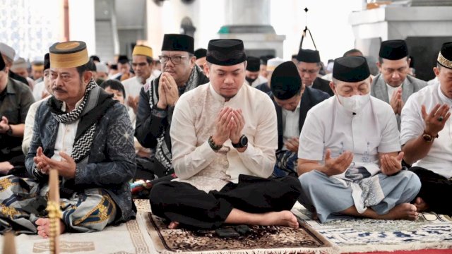 Bupati Gowa Adnan Purichta Ichsan didampingi Wakilnya Abd Rauf Malaganni dan Mentan RI Syahrul Yasin Limpo saat melaksanakan salat Idul Fitri bersama masyarakat di Masjid Agung Syekh Yusuf, Jalan Masjid Raya, Sungguminasa, Sabtu (22/04). (Dok. Humas Gowa) 