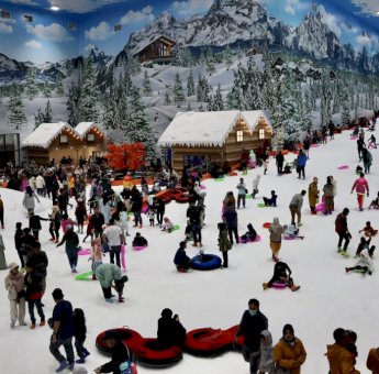 Trans Snow World Makasar, Pengunjung Diajak Nikmati Musim Salju di Eropa