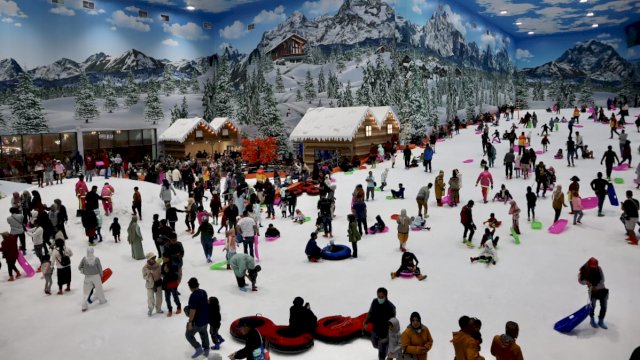 Suasana pengunjung yang menikmati suasana salju Eropa di TransSnow World Makassar, yang berlokasi di Lantai 1, Trans Studio Mall (TSM) Makassar, kemarin. (Dok. Marcom dan Communications Trans SnowWorld Makassar)