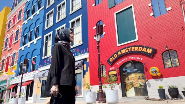 Wajah baru TSM Makassar dengan konsep interior dan eksterior yang mengadopsi suasana di berbagai negara. Tujuannya agar pengunjung yang datang berbelanja dapat merasakan pengalaman berbelanja sambil berkeliling dunia. (Dok. Marcom TSM Makassar)