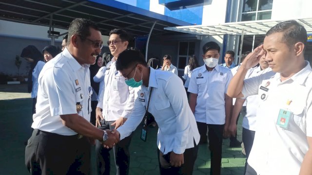 Kakanwil Kemenkumham Sulsel Liberti Sitinjak saat memimpin silaturahmi dengan jajaran pegawai usai mengikuti Apel Pagi, di Lapangan Kanwil Kemenkumham Sulsel, Rabu (26/04). (Dok. Humas Kanwil Kemenkumham Sulsel) 