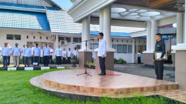 Bupati Wakatobi, Haliana memimpin apel hari pertama masuk kerja pasca libur lebaran 1444 H di Halaman Kantor Bupati, Rabu (25/04/2023). (Ist)