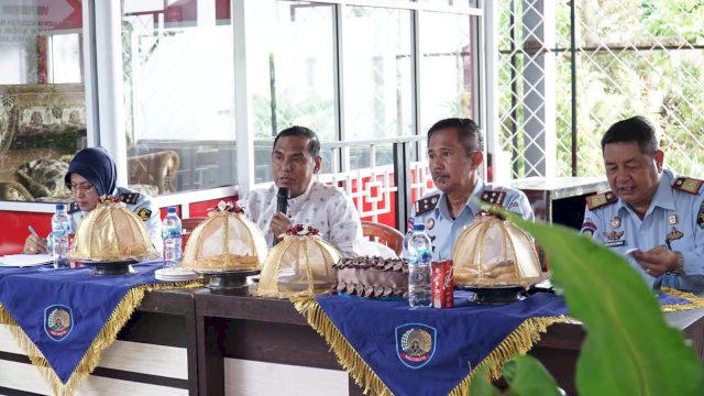 Kadivpas Kanwil Kemenkumham Sulsel Suprapto (tengah) saat memimpin Rapat Persiapan Pelaksanaan upacara Peringatan HBP ke-59, di Lapas Narkotika, Sungguminasa. (Dok. Humas Kanwil Kemenkumham Sulsel)