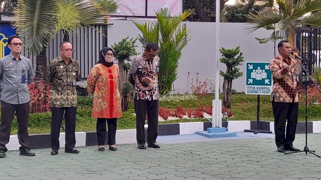 Kadivpas Kanwil Kemenkumham Sulsel Suprapto saat memimpin Apel Pagi di Lapangan Kanwil Kemenkumham Sulsel, Kamis (27/04). (Dok. Humas Kanwil Kemenkumham Sulsel)