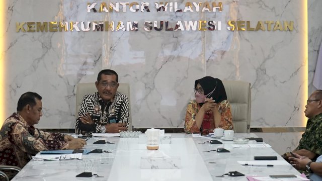 Kakanwil Kemenkumham Sulsel Liberti Sitinjak saat memimpin Rapat Pemantapan Kegiatan HBP, di Ruang Rapat Pimpinan, kemarin. (Dok. Humas Kanwil Kemenkumham Sulsel) 