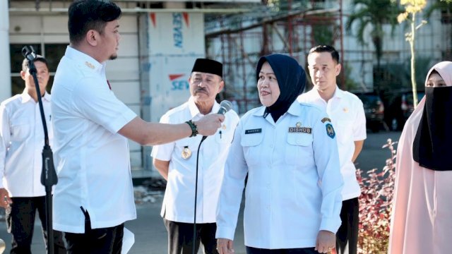 Bupati Gowa Adnan Purichta Ichsan didampingi Wakilnya Abd Rauf Malaganni saat memberikan reward umrah kepada ASN Pemkab Gowa karena berhasil menyelesaikan bacaan Alquran selama tiga kali. (Dok. Humas Gowa)