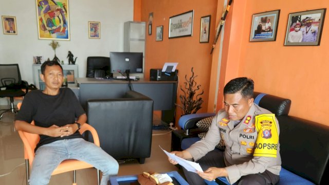 Kapolres Kotawaringin Timur AKBP Sarpani, berbincang dengan Kepala Biro Republiknews.co.id Anekaria Safari, di Kantor Biro Kalimantan Tengah, Jumat (28/04/2023). (Istimewa)