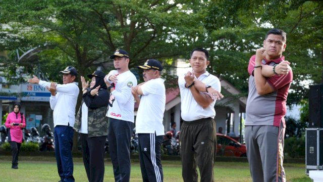 Bupati Gowa Adnan Purichta Ichsan didampingi Wakilnya Abd Rauf Malaganni dan jajaran pejabat Forkopimda Kabupaten Gowa saat melakukan olahraga bersama di Lapangan Upacara Kantor Bupati Gowa, Jumat (28/04). (Dok. Humas Gowa)