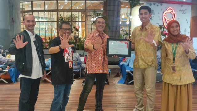 Ketua PMI Kota Makassar Syamsu Rizal (Deng Ical), saat memberikan piagam penghargaan kepada managemen Nipah Mall yang berpartisipasi dalam mendukung program Donor Darah. (Istimewa)
