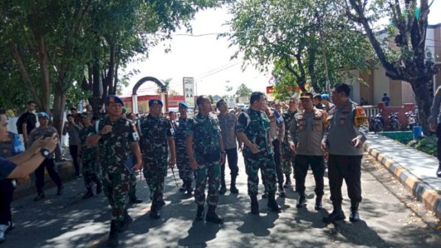 Kadiv Propam Mabes Polri Irjen Pol Syahardiantono bersama Danpuspom TNI Laksamana Muda TNI Edwin mengecek lokasi penyerangan OTK di Polres Jeneponto. (Ist)