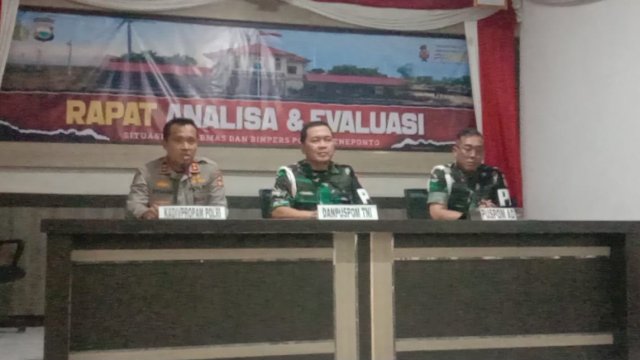 Laksamana Muda TNI Edwin dan Kadiv Propam Polri Irjen Pol Syahar Diantono, saat menggelar Konferensi Pers di Aula Mapolres Jeneponto, Sabtu (29/04/2023). (Istimewa)