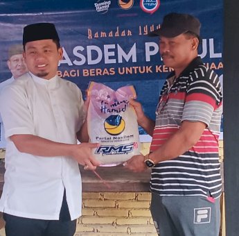 Hari Ketiga Berbagi Beras, Tasming Hamid Datangi Warga Bacukiki dan Bacukiki Barat