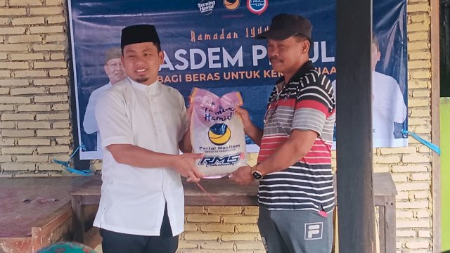 Ket : Tasming Hamid (TSM) saat berbagi Beras di Kecamatan Bacukiki Barat.