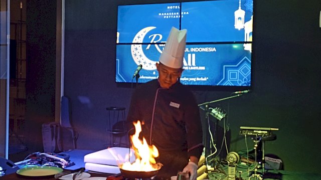 Sous Chef The Light Mercure Makassar Nexa Pettarani Rudok saat memberikan demo masak di sela-sela pelaksanaan buka puasa bersama mitra di Outlet The Light Mercure Makassar, kemarin. (Chaerani/Republiknews.co.id)