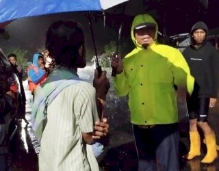 Ketua DPRD Lutim Pantau Distribusi Bantuan ke Lokasi Banjir di Malili