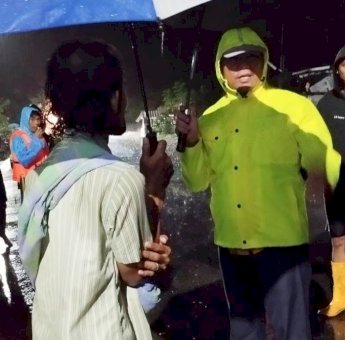 Ketua DPRD Lutim Pantau Distribusi Bantuan ke Lokasi Banjir di Malili